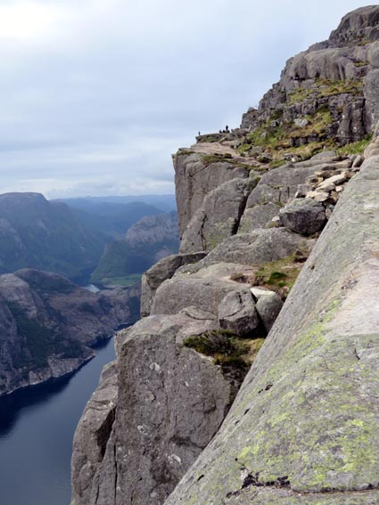 Les derniers cent mètres avant d'atteindre la plate-forme du Rocher de la Chaire sont probablement les plus impressionnants... Le passage est étroit, et le fjord est à 600m en dessous de nous...
