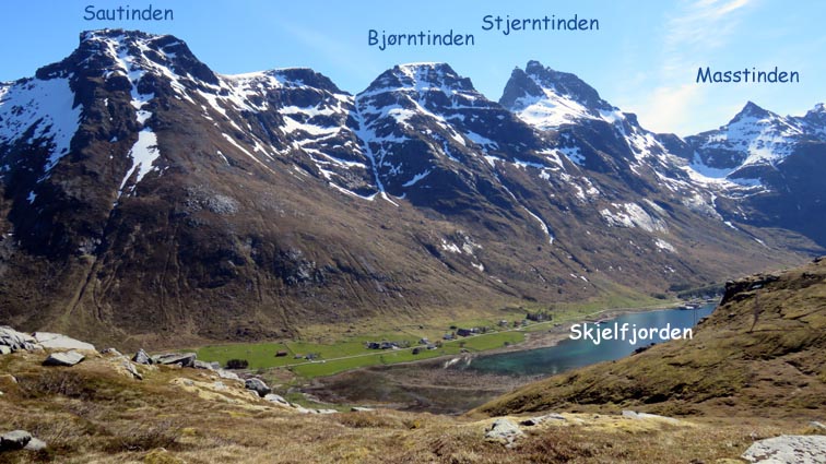La vue sur le Skjelfjorden qui se trouve au pied du versant Est est magnifique.