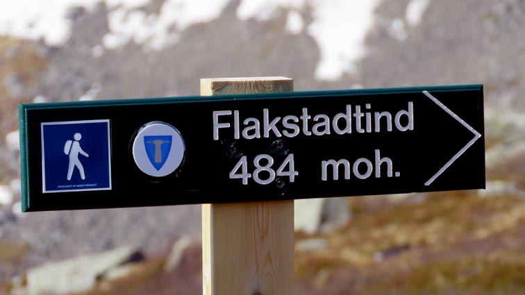 Le panneau qui indique la direction du Flakstadtinden